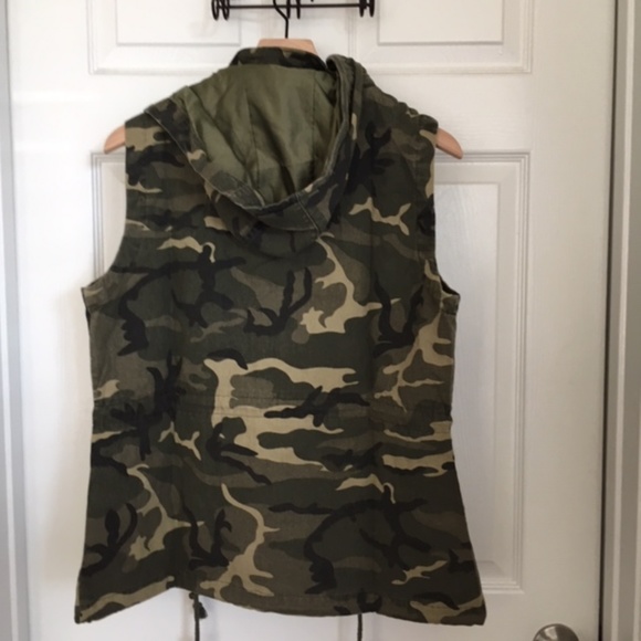 🛍 Camo Cargo Vest - Picture 2 of 5